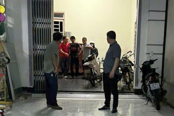 Giải cứu nữ chủ tiệm tạp hóa bị đối tượng ngáo đá dùng dao khống chế- Ảnh 1.