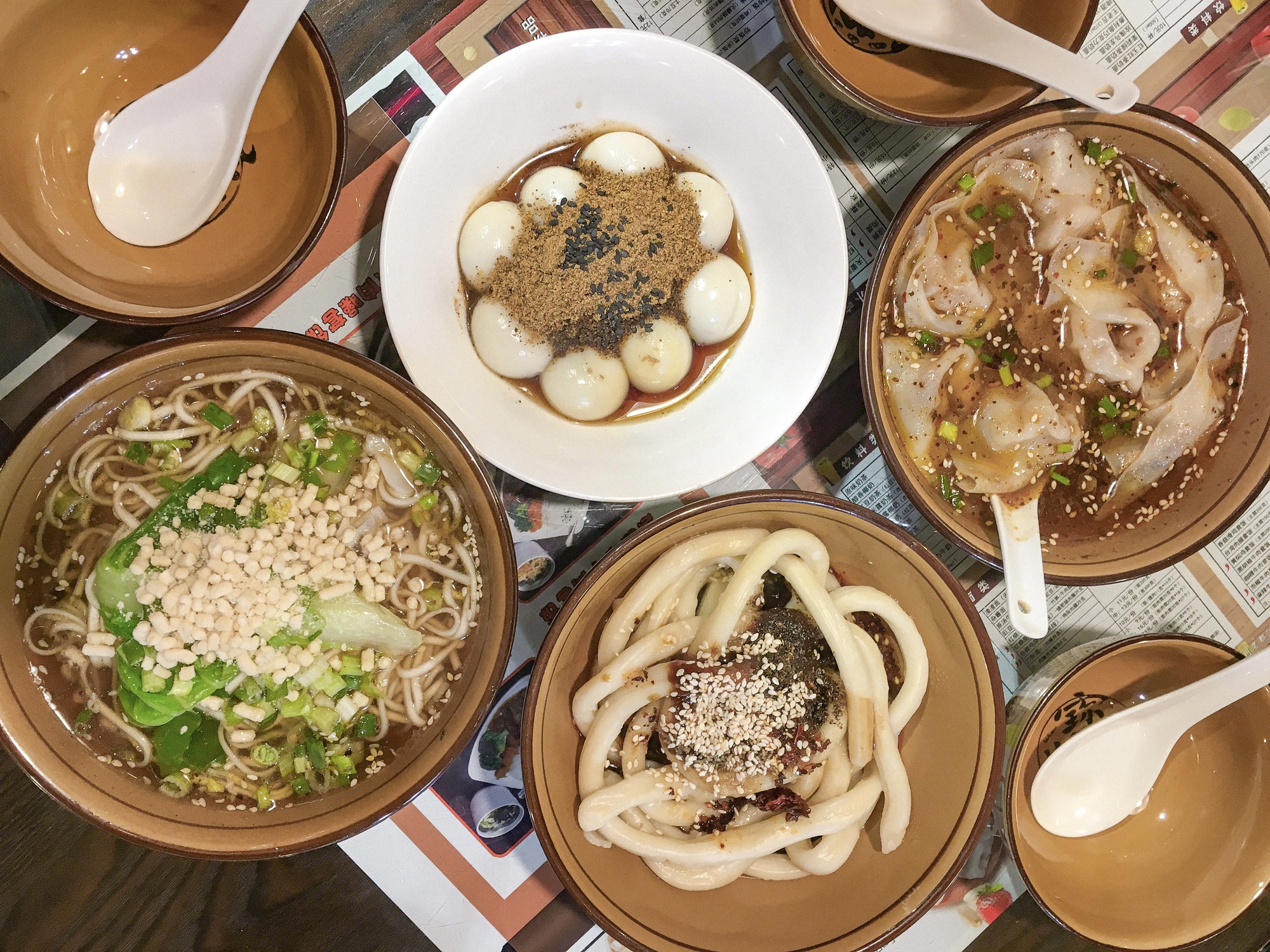 Chỉ 170.000 đồng cho 4 người ăn no ở Trung Quốc, khách Việt thốt lên: "Không hiểu người ta làm từ nguyên liệu gì mà rẻ vậy?"- Ảnh 1.