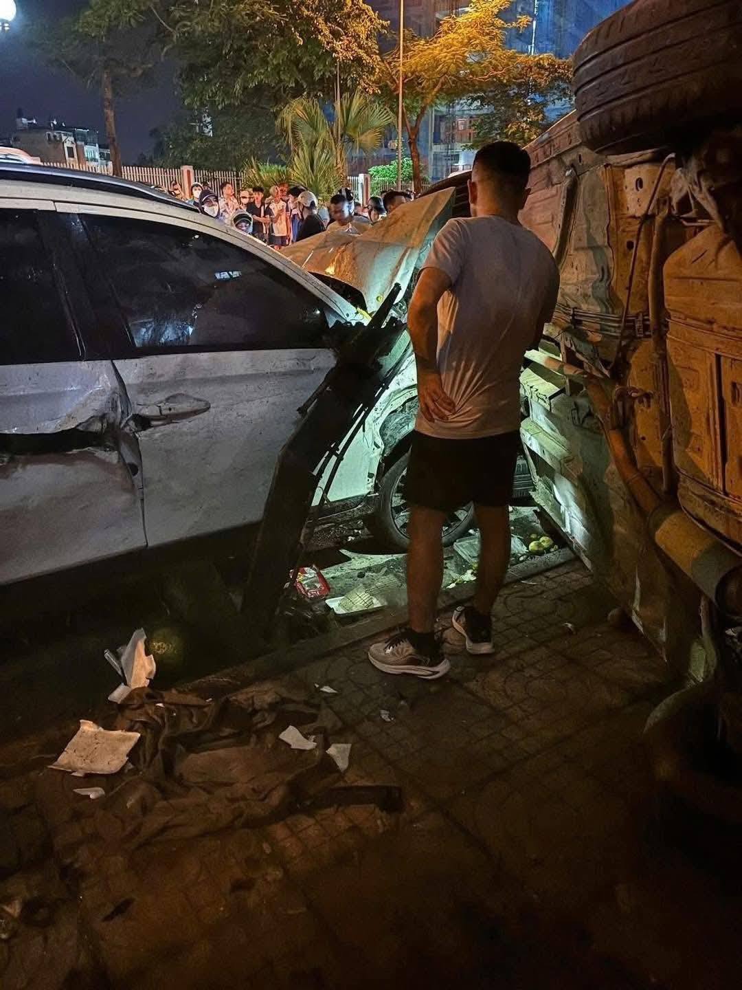 Camera vụ ô tô tông liên hoàn 2 xe con và 1 xe máy, 1 người tử vong ở Hà Nội- Ảnh 4.