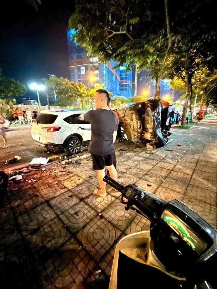 Camera vụ ô tô tông liên hoàn 2 xe con và 1 xe máy, 1 người tử vong ở Hà Nội- Ảnh 1.