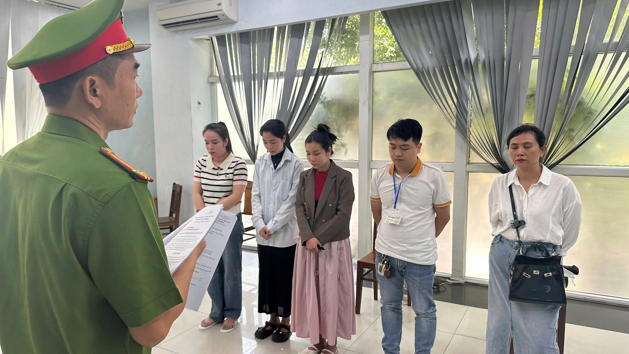 Khởi tố nhóm bác sĩ rởm chuyên "vẽ" bệnh nhạy cảm để moi tiền bệnh nhân trên bàn mổ- Ảnh 1.