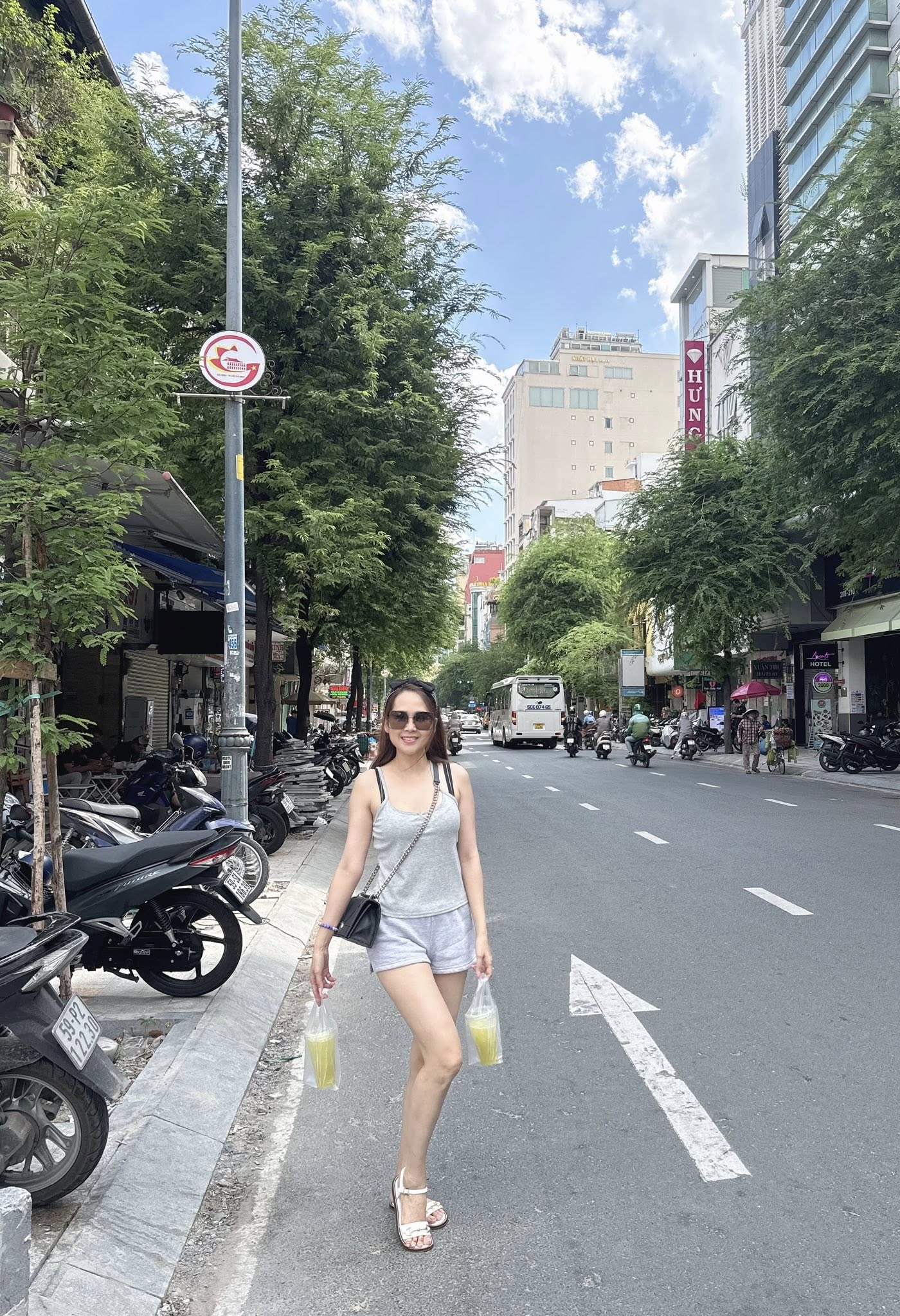 Nữ nghệ sĩ bị đồn có người tình kém 12 tuổi, một mình nuôi con ở Mỹ, U50 vẫn đẹp căng tràn- Ảnh 6. Nữ nghệ sĩ bị đồn có người tình kém 12 tuổi, một mình nuôi con ở Mỹ, U50 vẫn đẹp căng tràn- Ảnh 6.