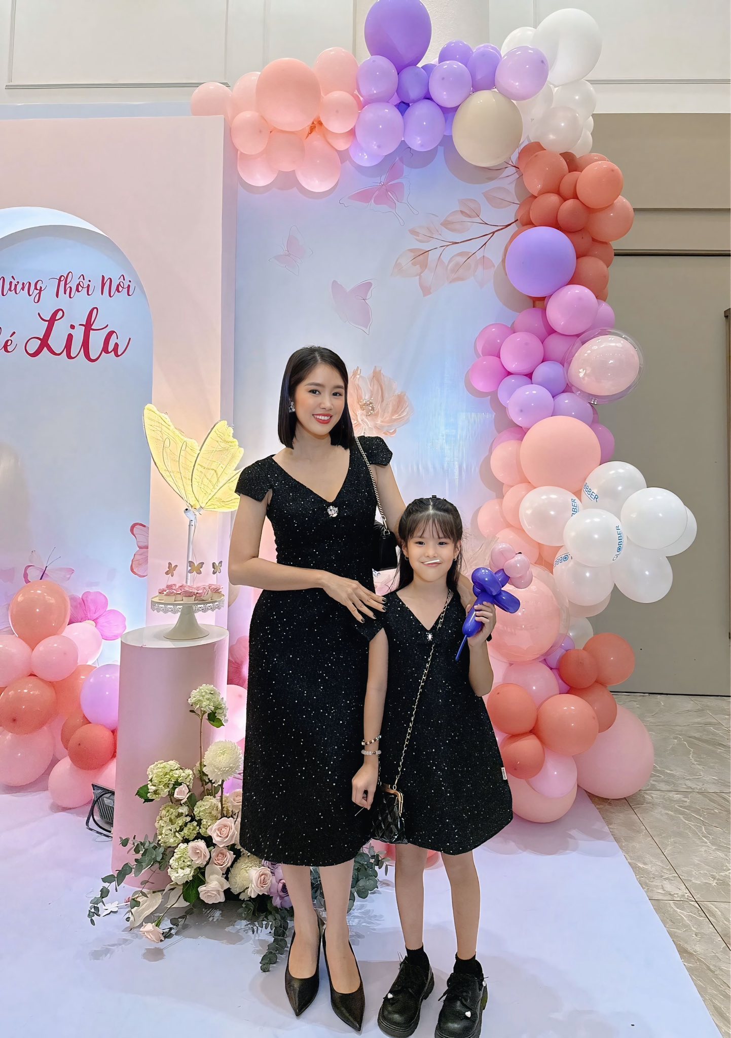 Lê Phương đưa con gái dự tiệc, lời nhắn giản dị bất ngờ khiến khán giả xúc động nhớ đến Quý Bình- Ảnh 1.