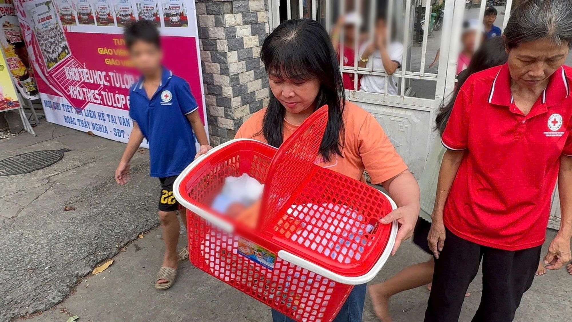 TP.HCM: Bức xúc trước hình ảnh cặp đôi bỏ lại bé trai sơ sinh trước cổng trung tâm nhân đạo rồi vội vã bỏ đi- Ảnh 1.
