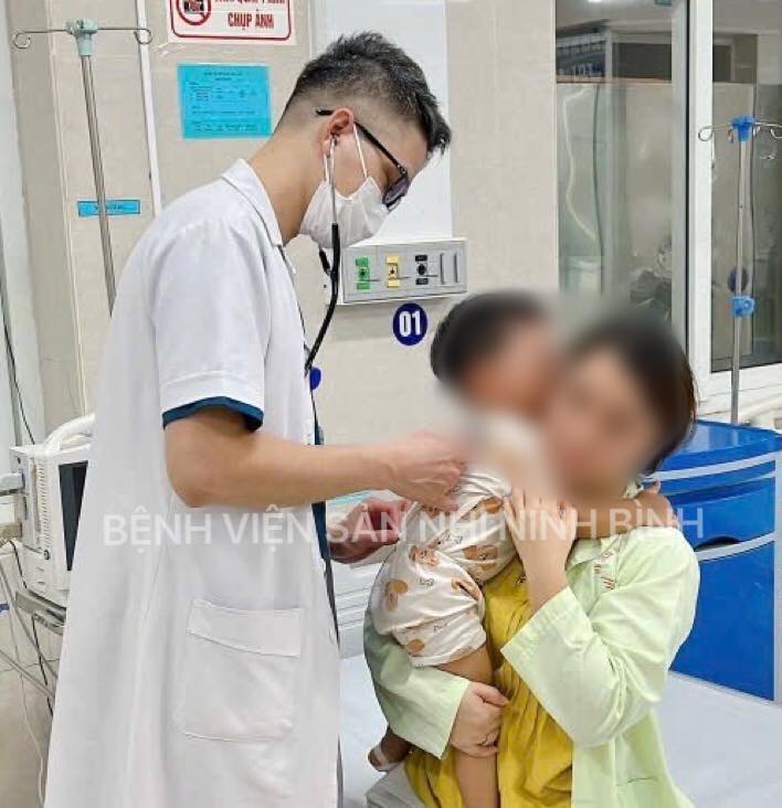 Ninh Bình: 2 trẻ nhập viện nghi do ngộ độc khí trong ô tô sau 1 giờ trên xe- Ảnh 1.