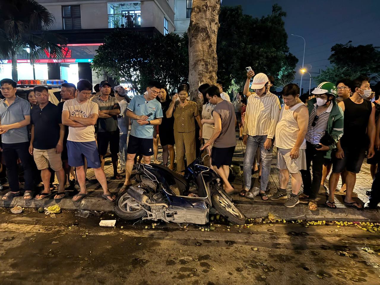 Hà Nội: Hiện trường kinh hoàng vụ ô tô tông liên hoàn 2 xe con và 5 xe máy khiến 1 người tử vong, nhiều người bị thương- Ảnh 12.