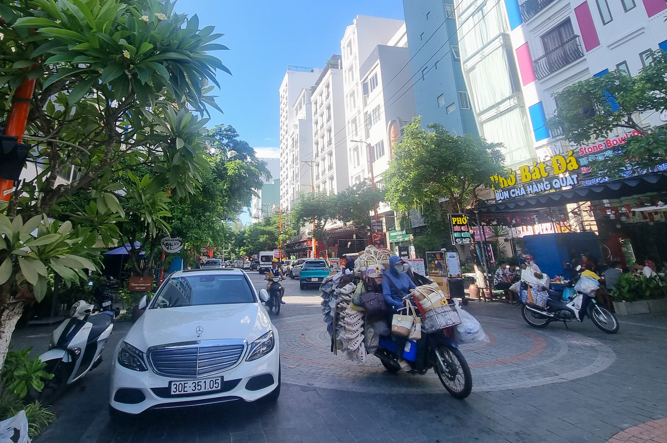 Hàng rong 'bủa vây' khách du lịch Đà Nẵng- Ảnh 14.