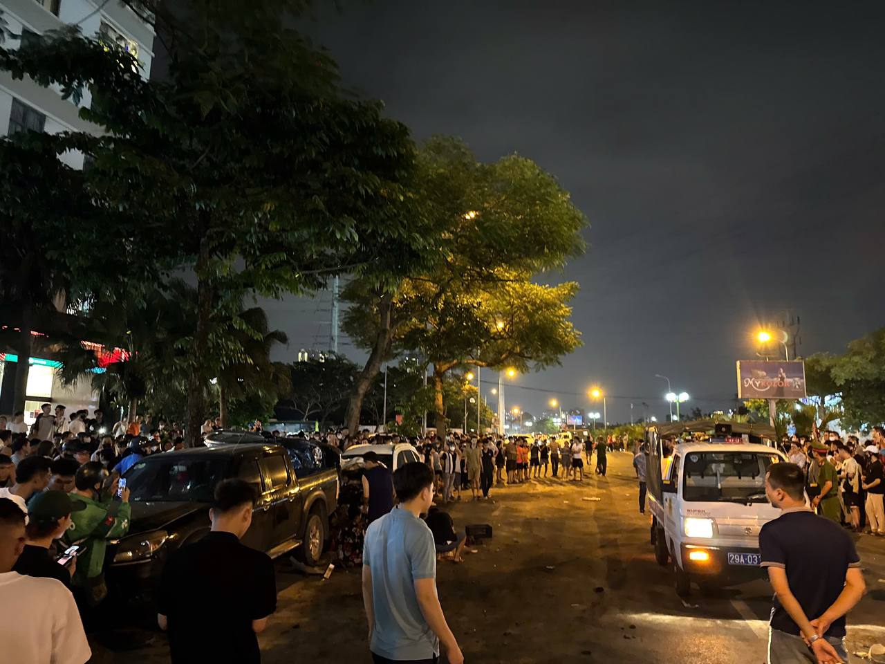Hà Nội: Hiện trường kinh hoàng vụ ô tô tông liên hoàn 2 xe con và 5 xe máy khiến 1 người tử vong, nhiều người bị thương- Ảnh 13.