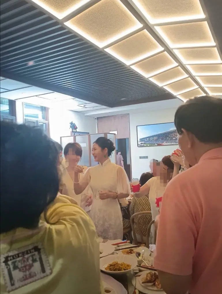 Mỹ nhân bỏ chồng vướng bê bối tình dục bí mật làm đám cưới với 