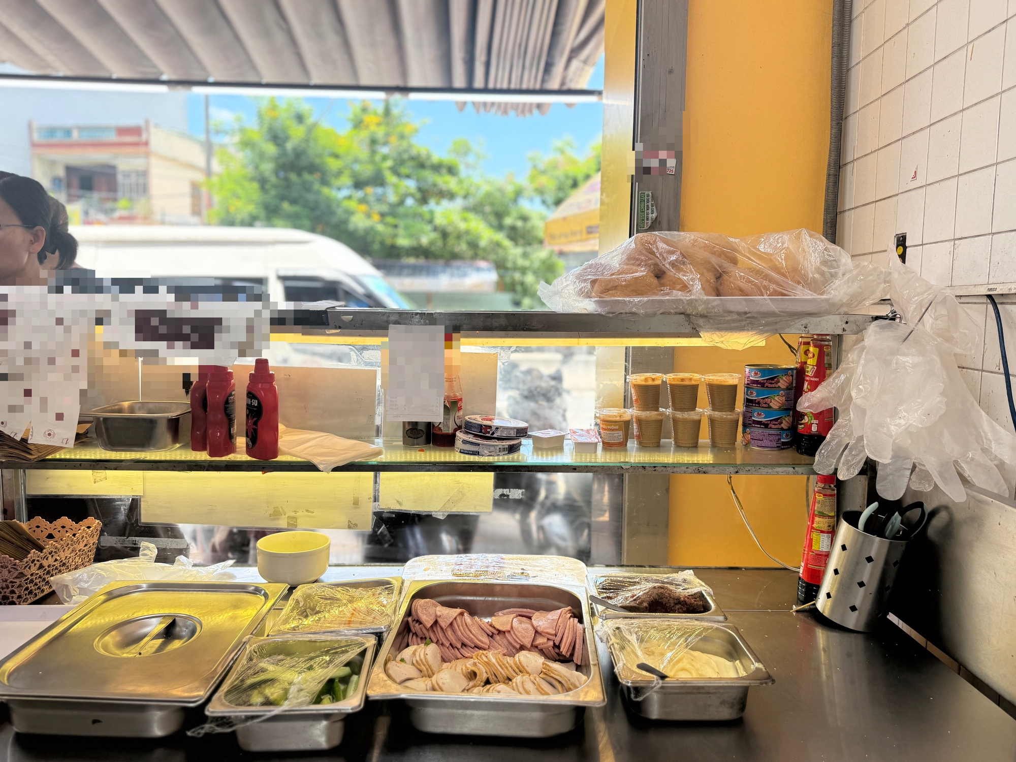 Đà Nẵng: Xôn xao nghi vấn phát hiện dòi lúc nhúc trong hamburger mua tại cửa hàng bánh mì- Ảnh 1. Đà Nẵng: Xôn xao nghi vấn phát hiện dòi lúc nhúc trong hamburger mua tại cửa hàng bánh mì- Ảnh 1.
