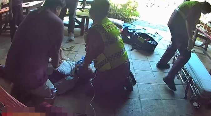 Đang nhổ cỏ, người đàn ông 67 tuổi gặp sự việc đáng sợ- Ảnh 2.