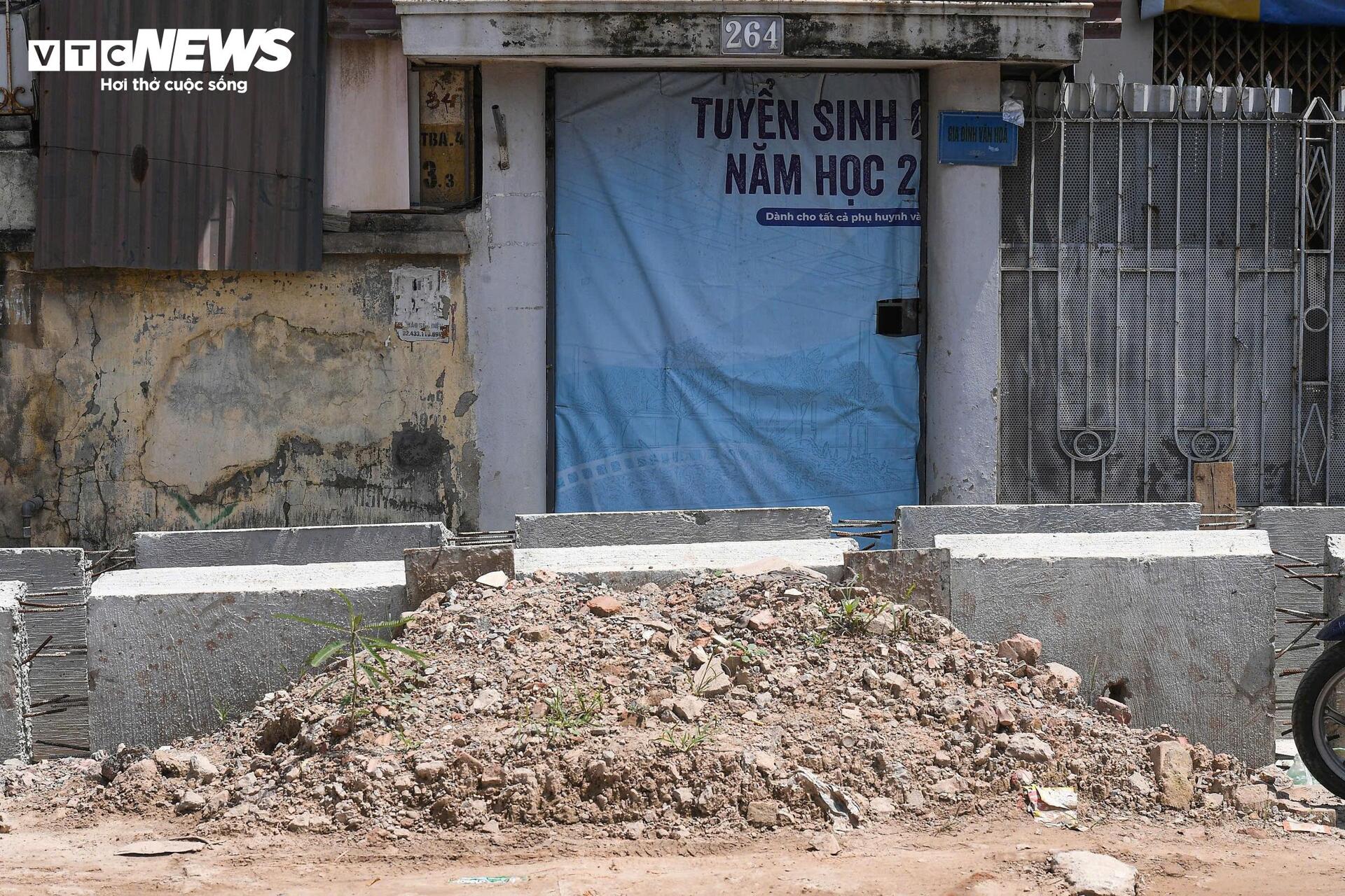 Làm đường cao hơn nền nhà cả mét, dân bắc cầu mới "ngoi" được ra ngoài- Ảnh 12.