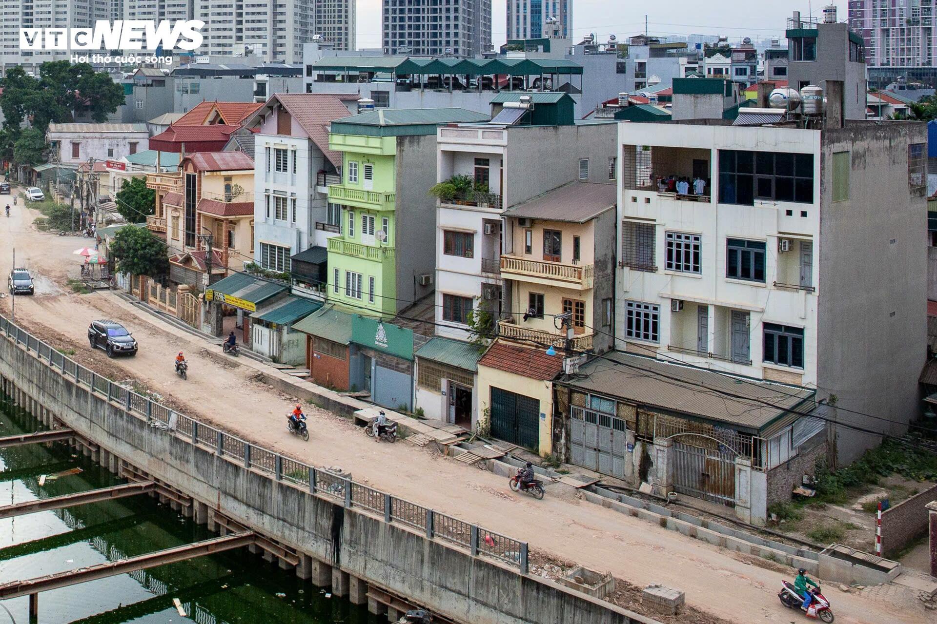 Làm đường cao hơn nền nhà cả mét, dân bắc cầu mới "ngoi" được ra ngoài- Ảnh 2.