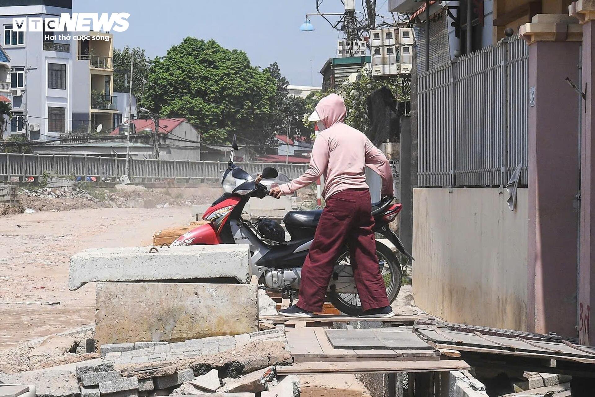 Làm đường cao hơn nền nhà cả mét, dân bắc cầu mới "ngoi" được ra ngoài- Ảnh 10.