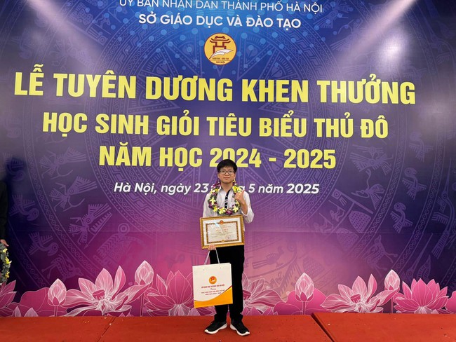 Nam sinh ĐỈNH nhất Hà Nội mùa thi năm nay: Thủ khoa tốt nghiệp, thủ khoa ĐGNL ĐHQG Hà Nội, top 4 đánh giá tư duy ĐH Bách Khoa - Giỏi gì giỏi thế?- Ảnh 2.