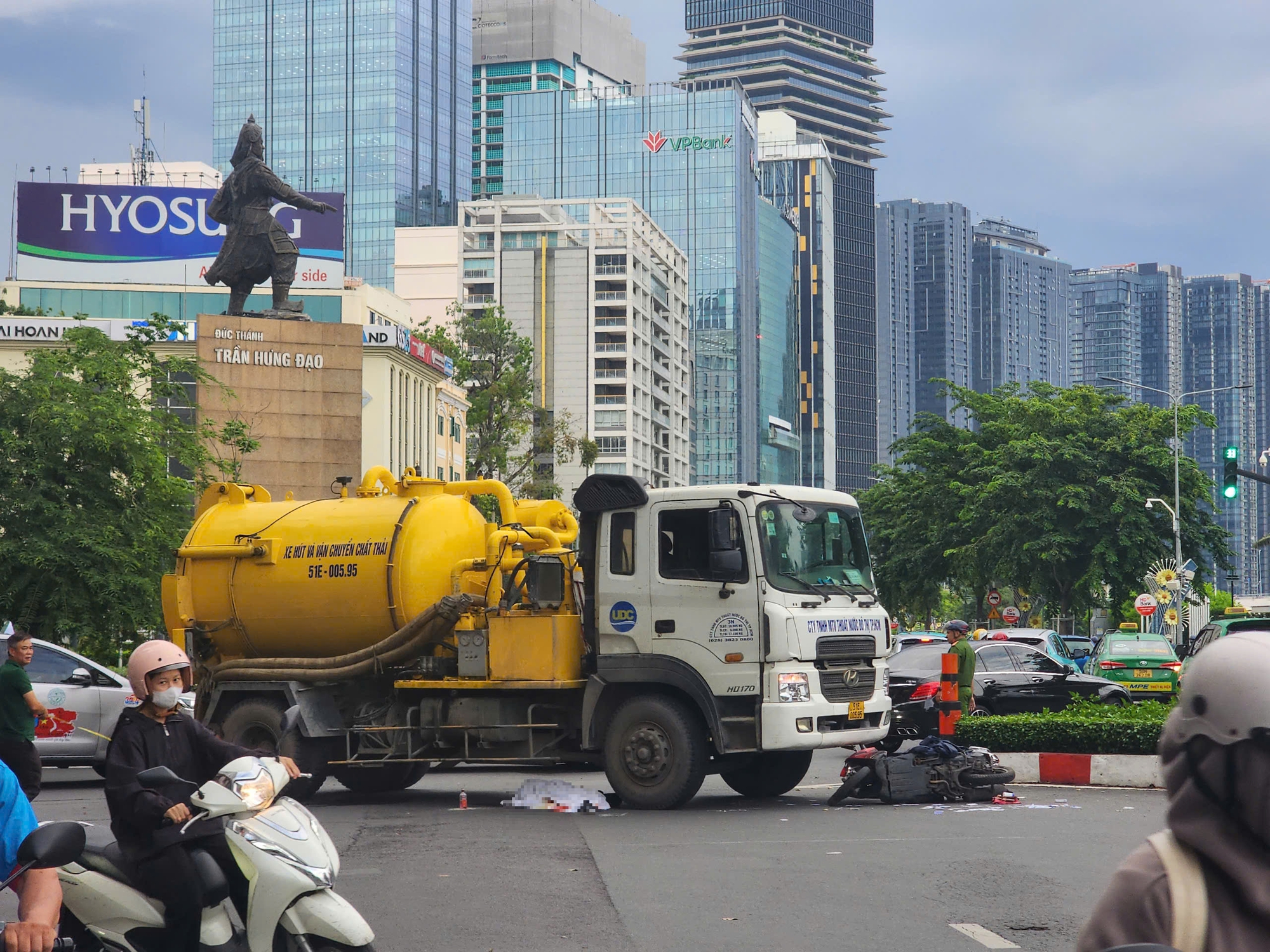 TP HCM: Tai nạn nghiêm trọng ngay vòng xoay Công trường Mê Linh, 1 phụ nữ tử vong- Ảnh 1.