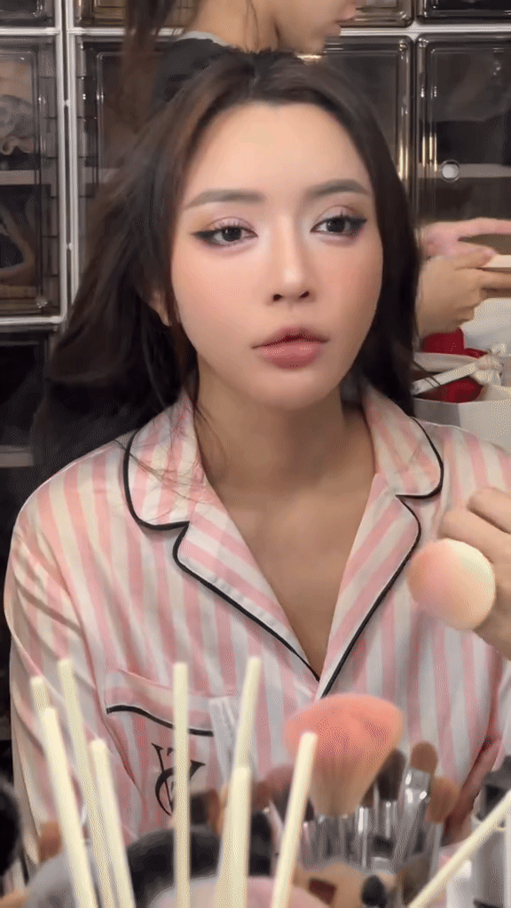 Bích Phương lần này lạ quá, hao hao hết người này đến người khác- Ảnh 1.