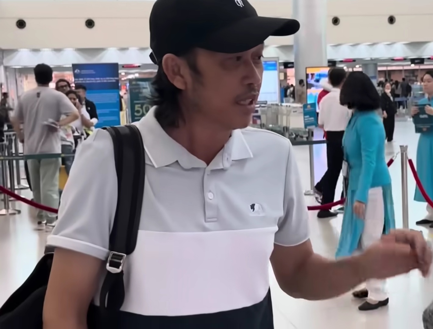 Hoài Linh ra tận sân bay tiễn mẹ đi Mỹ, mặt phờ phạc, mắt thâm quầng- Ảnh 1.