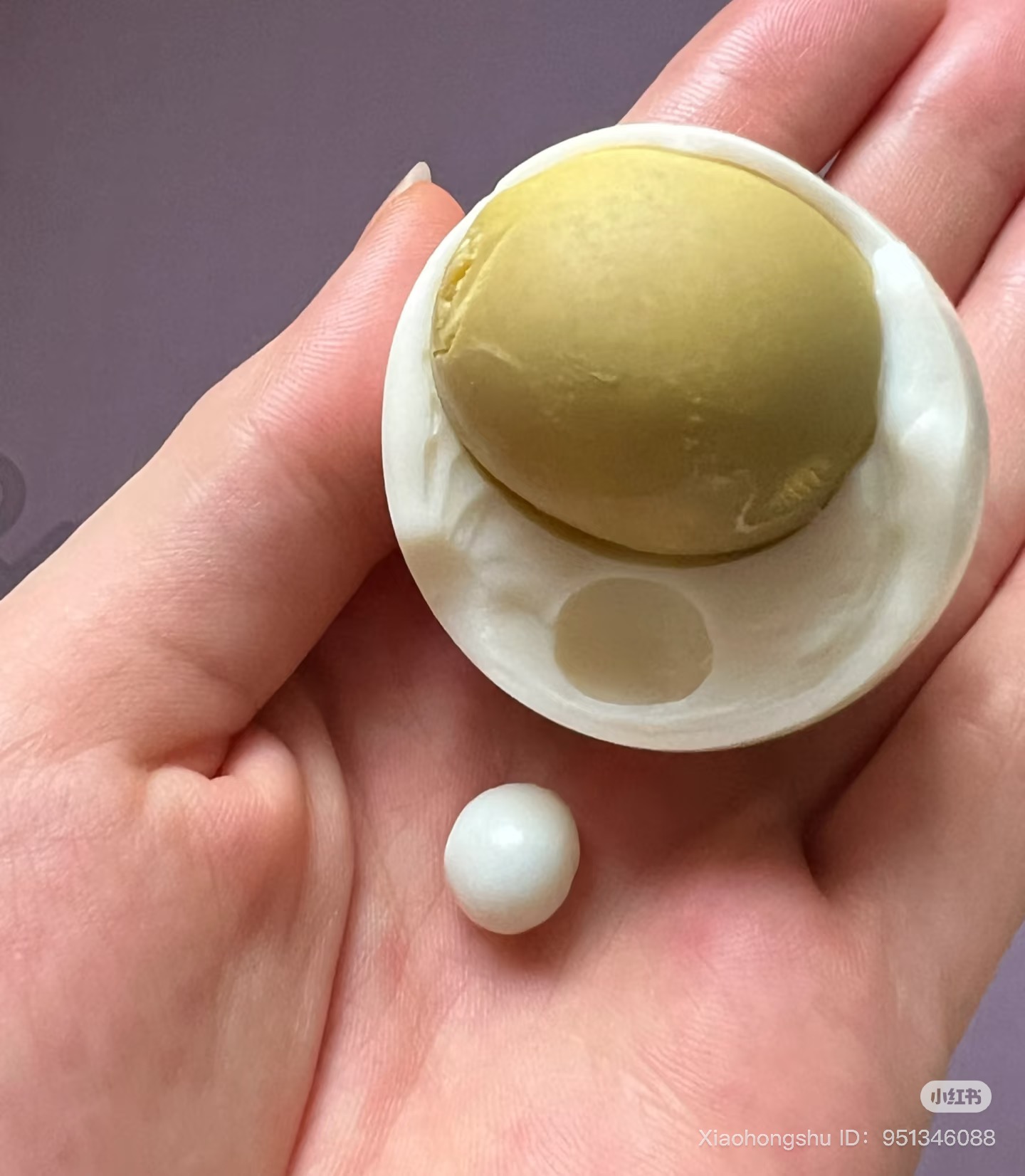 Bóc quả trứng gà luộc, cô gái hoang mang khi thấy 1 thứ nằm bên trong- Ảnh 1.