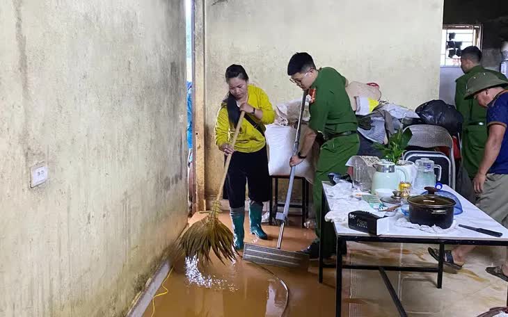 Công an phường Sa Pa hỗ trợ người dân dọn dẹp nhà ở. (Ảnh: Báo Lào Cai)