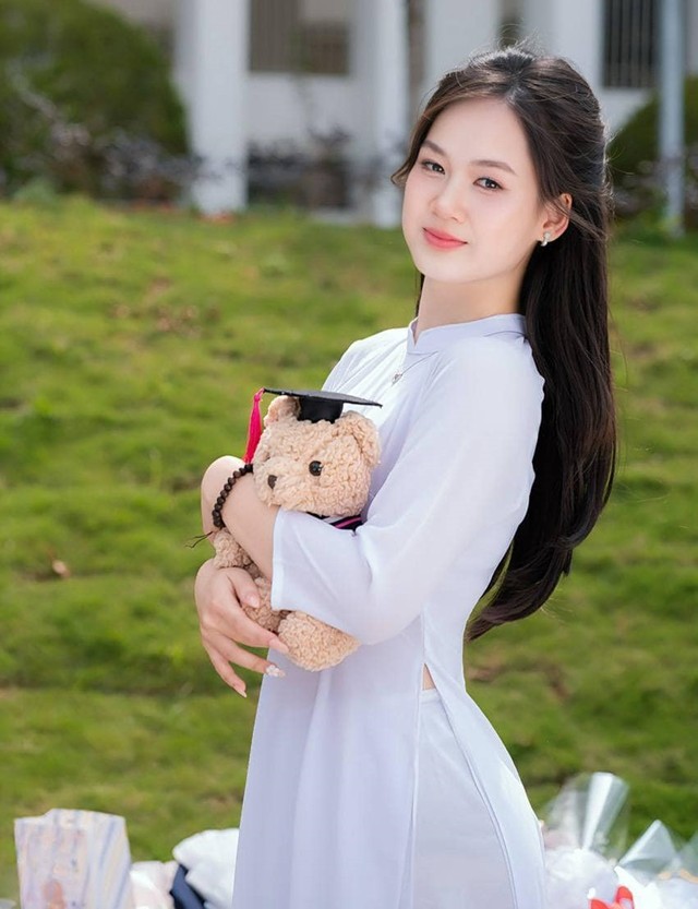 Bảng thành tích "siêu khủng" của nữ thủ khoa đạt điểm tuyệt đối khối A00: Thua hoa hậu mỗi vương miện- Ảnh 1.
