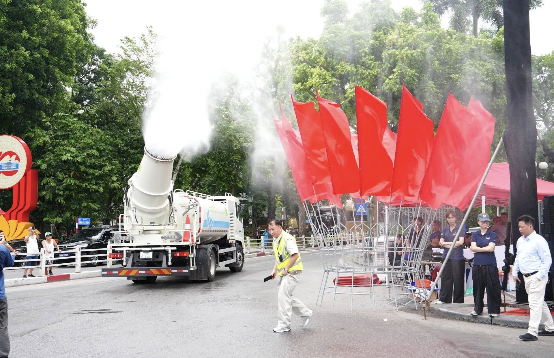 "Đại bác diệt bụi" lăn bánh tại Hà Nội: Thế giới nhiều nước làm, hiệu quả ngay lập tức!- Ảnh 1.