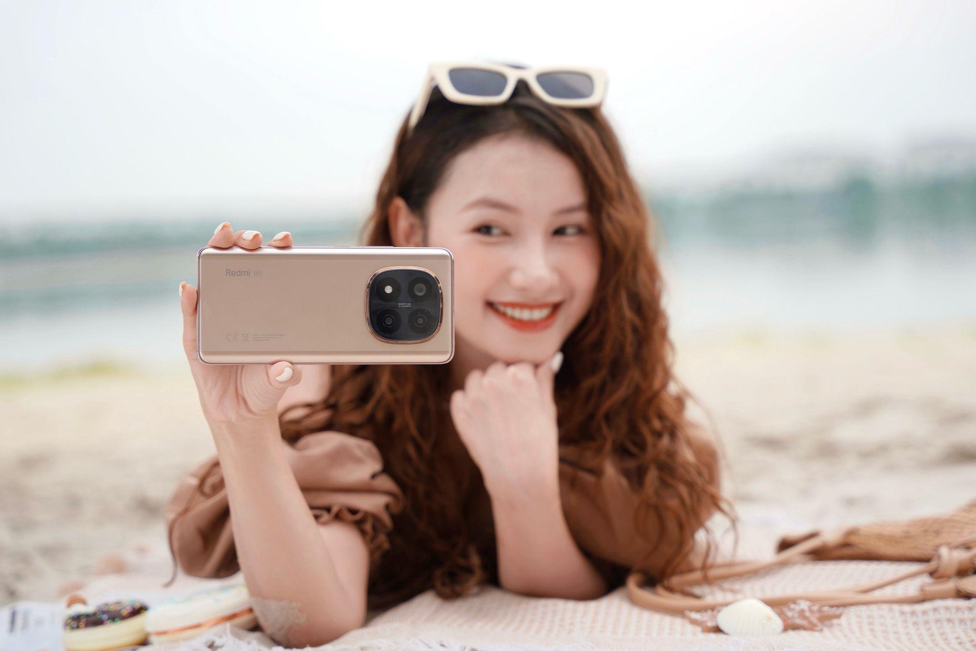Bật mí bí quyết “sống ảo” đỉnh cao hè này với Redmi Note 14 Series Vàng Sa Mạc- Ảnh 1.