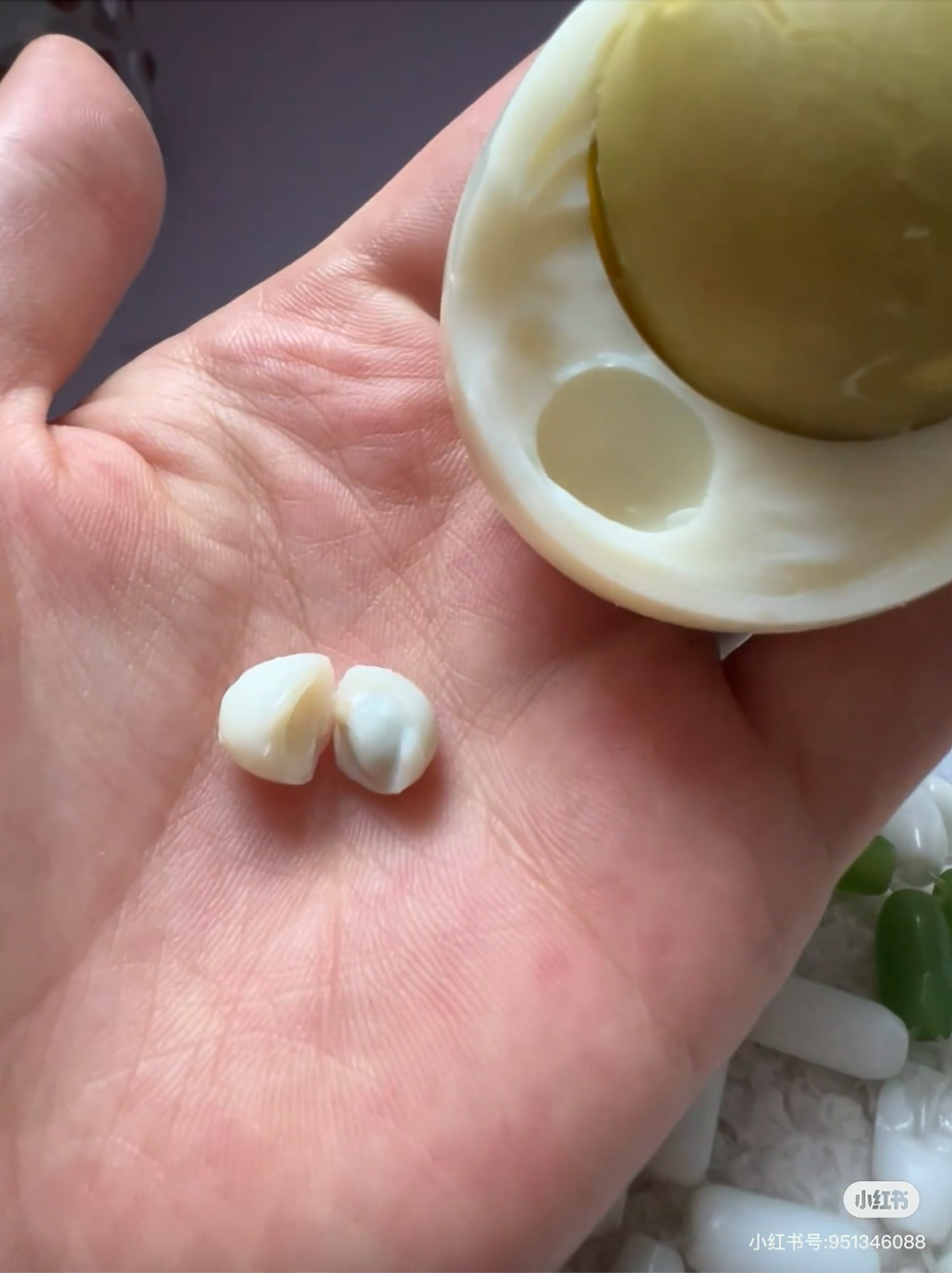 Bóc quả trứng gà luộc, cô gái hoang mang khi thấy 1 thứ nằm bên trong- Ảnh 2.