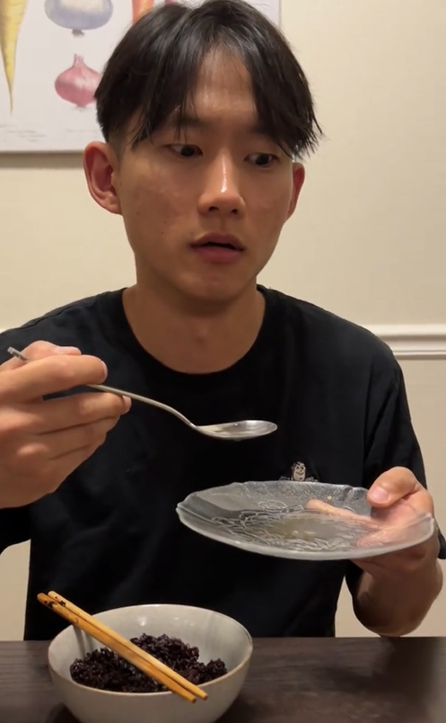 Khách Hàn Quốc có biểu cảm cực “khó hiểu” khi ăn món canh bình dân của Việt Nam- Ảnh 2.