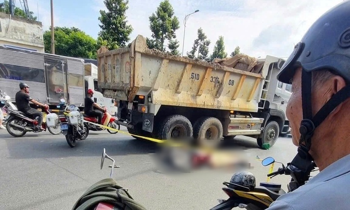 Ô tô tải va chạm xe máy ở TP.HCM, 2 người thương vong- Ảnh 1.