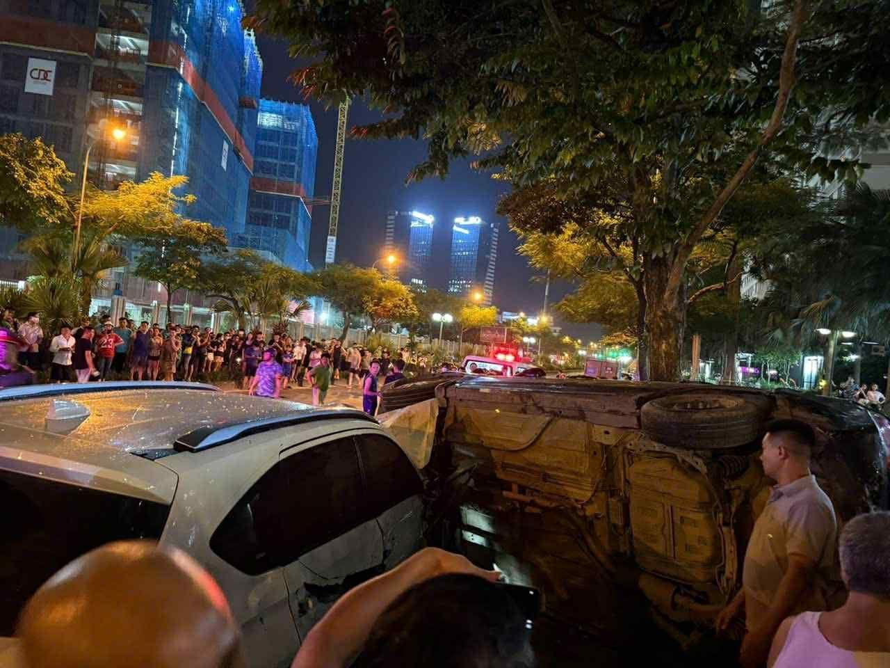 Xế hộp tông liên hoàn ở Hà Nội, ít nhất 1 người tử vong, nhiều người bị thương- Ảnh 2.