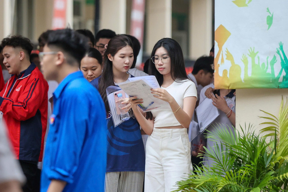 Môn Anh bỗng có phổ điểm tốt nghiệp ĐẸP như mơ: Chưa chắc do học sinh giỏi lên, cần nhìn thẳng vào điểm này để tránh ảo tưởng!- Ảnh 2.