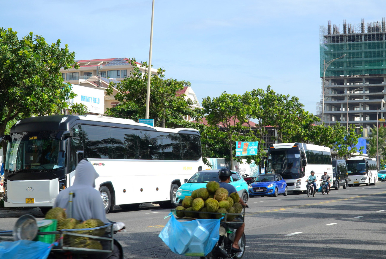 Hàng rong 'bủa vây' khách du lịch Đà Nẵng- Ảnh 5.