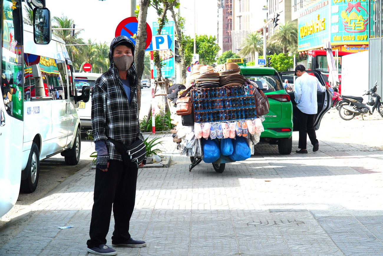 Hàng rong 'bủa vây' khách du lịch Đà Nẵng- Ảnh 15.