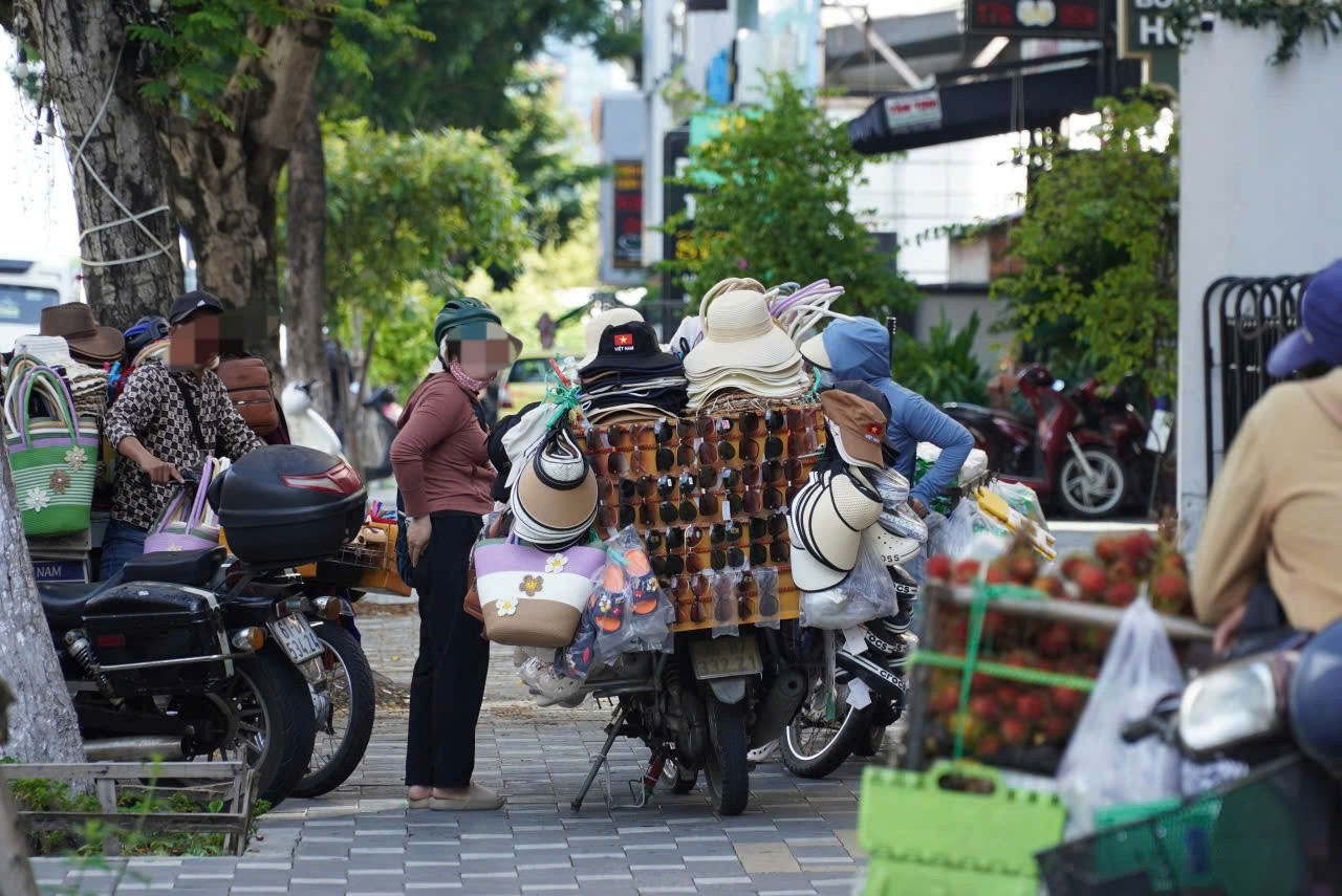 Hàng rong 'bủa vây' khách du lịch Đà Nẵng- Ảnh 11.