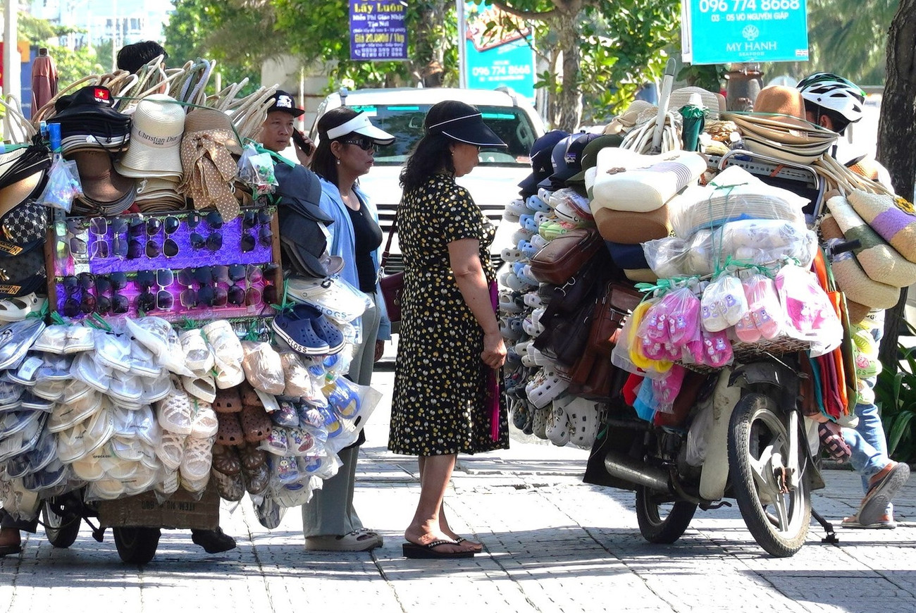 Hàng rong 'bủa vây' khách du lịch Đà Nẵng- Ảnh 2.