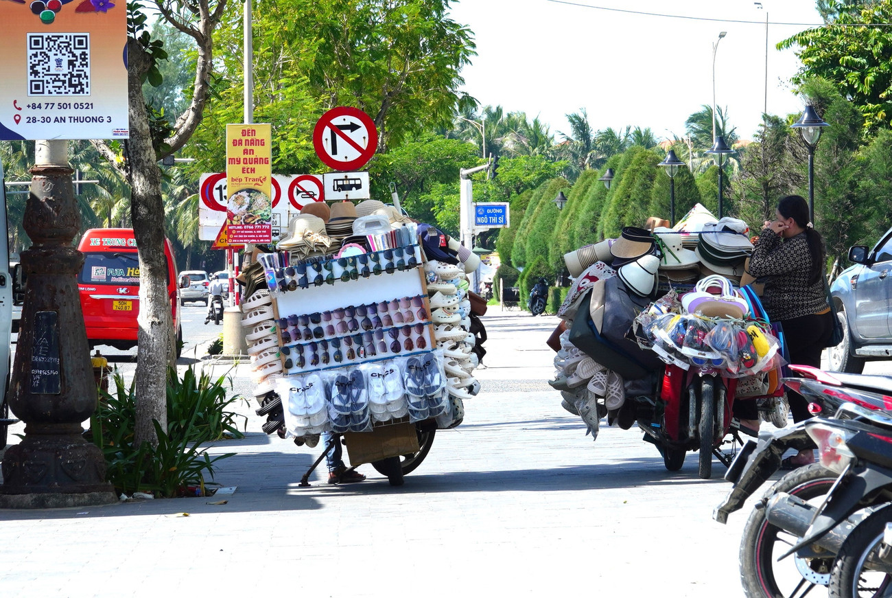 Hàng rong 'bủa vây' khách du lịch Đà Nẵng- Ảnh 1.