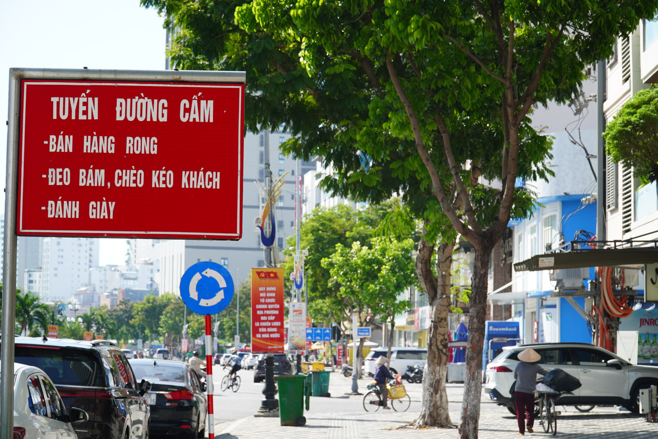 Hàng rong 'bủa vây' khách du lịch Đà Nẵng- Ảnh 13.