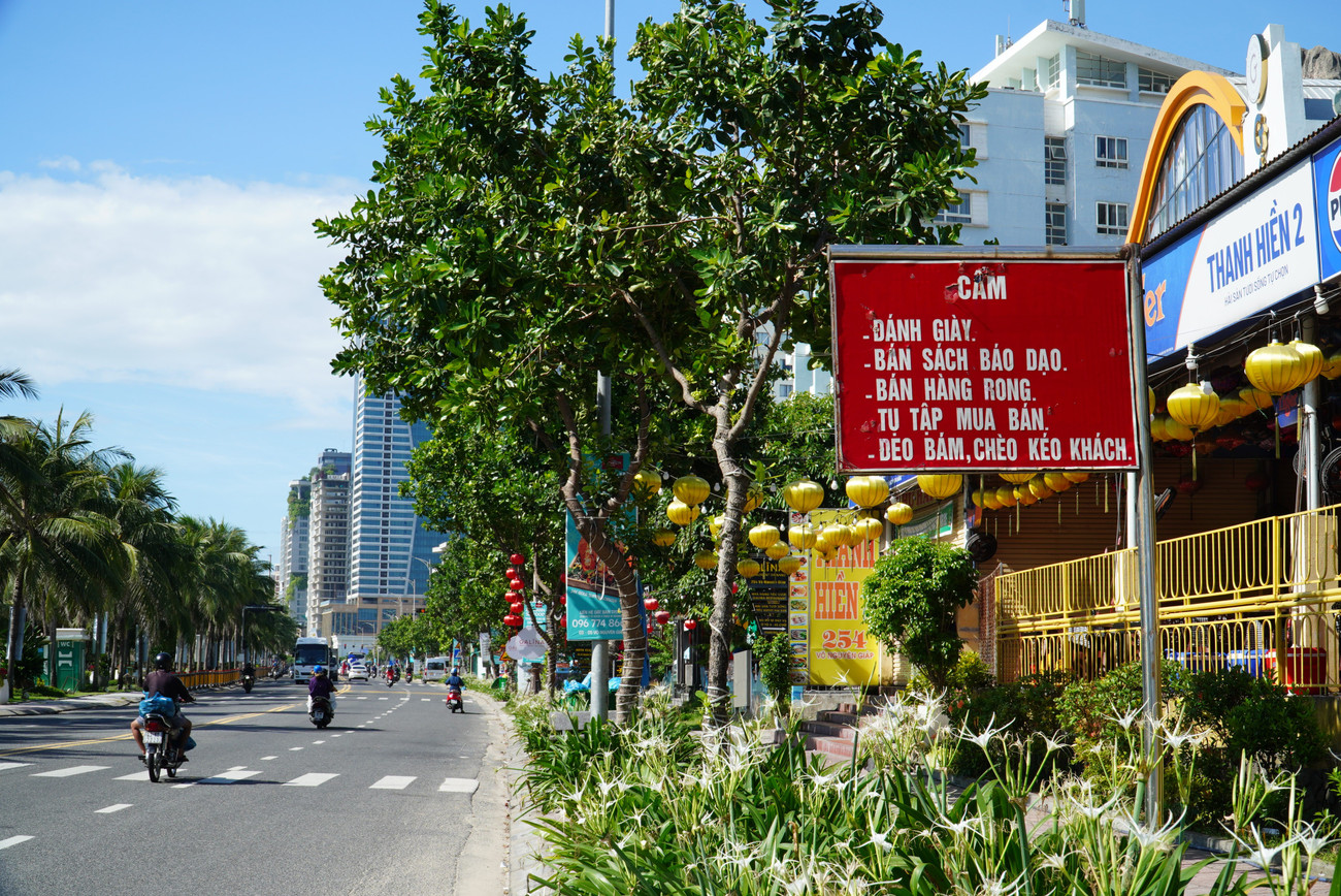 Hàng rong 'bủa vây' khách du lịch Đà Nẵng- Ảnh 4.