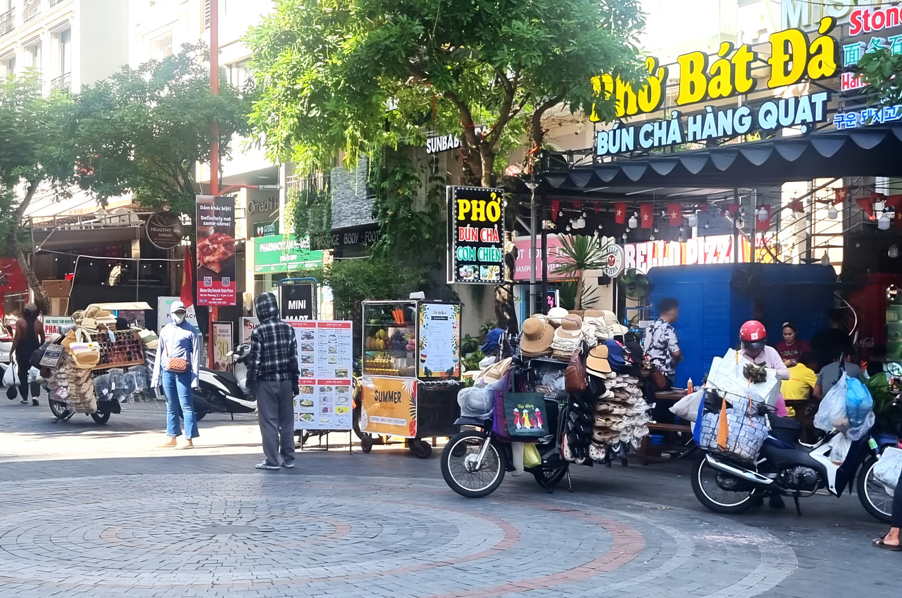 Hàng rong 'bủa vây' khách du lịch Đà Nẵng- Ảnh 12.