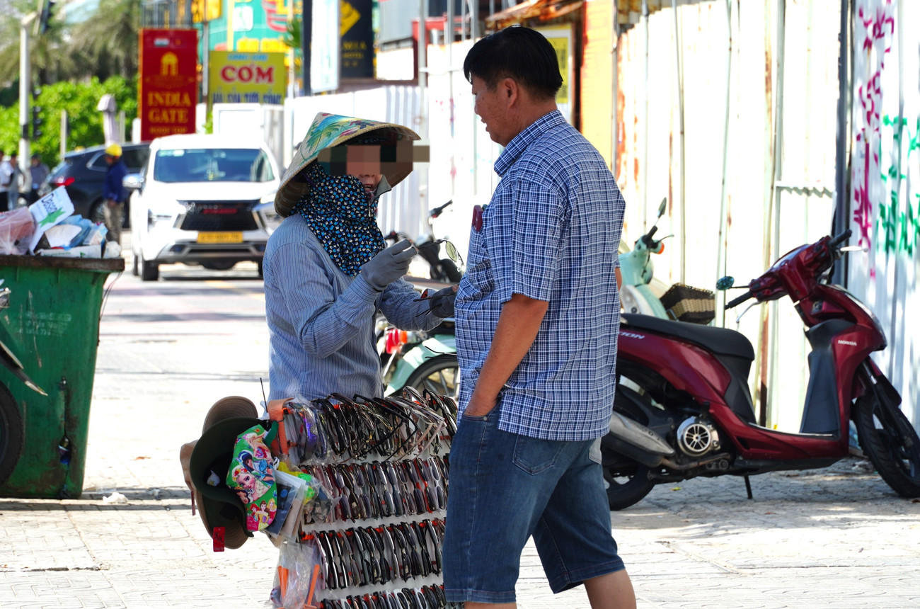 Hàng rong 'bủa vây' khách du lịch Đà Nẵng- Ảnh 3.