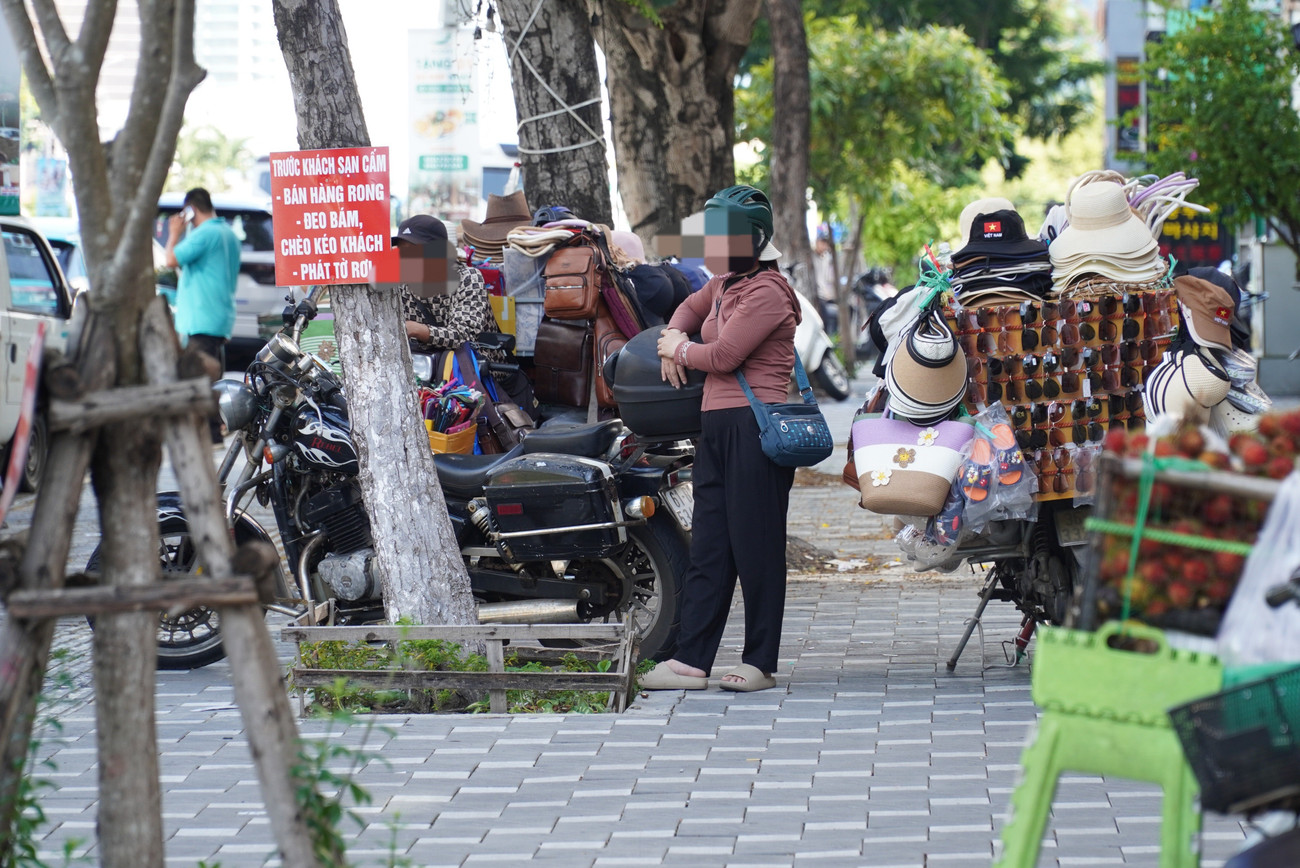 Hàng rong 'bủa vây' khách du lịch Đà Nẵng- Ảnh 7.