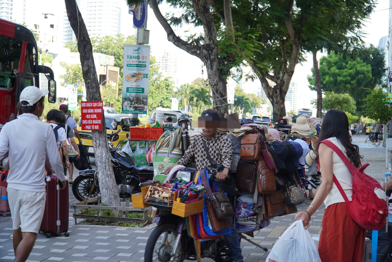 Hàng rong 'bủa vây' khách du lịch Đà Nẵng- Ảnh 10.