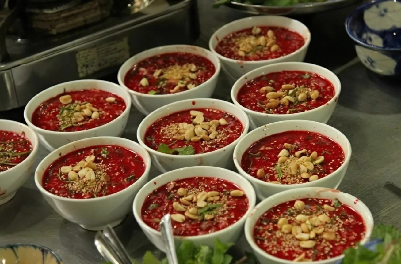 NÓNG: Xác minh vụ 17 người ăn tiết canh, phở lòng lợn thì 6 người nhập viện, 2 người tử vong- Ảnh 2.