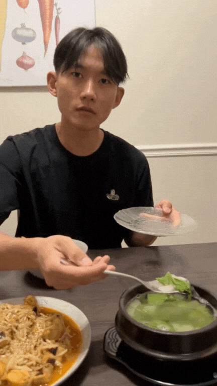 Khách Hàn Quốc có biểu cảm cực “khó hiểu” khi ăn món canh bình dân của Việt Nam- Ảnh 4.