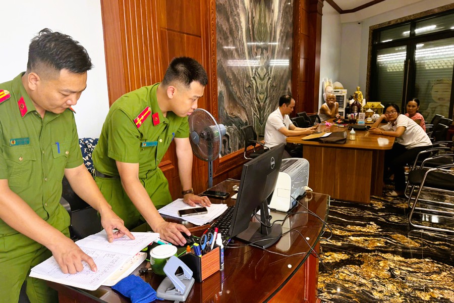 Công an Thanh Hóa thông tin khám nhà trùm giang hồ Ý "ẻng"- Ảnh 1. Công an Thanh Hóa thông tin khám nhà trùm giang hồ Ý "ẻng"- Ảnh 1.