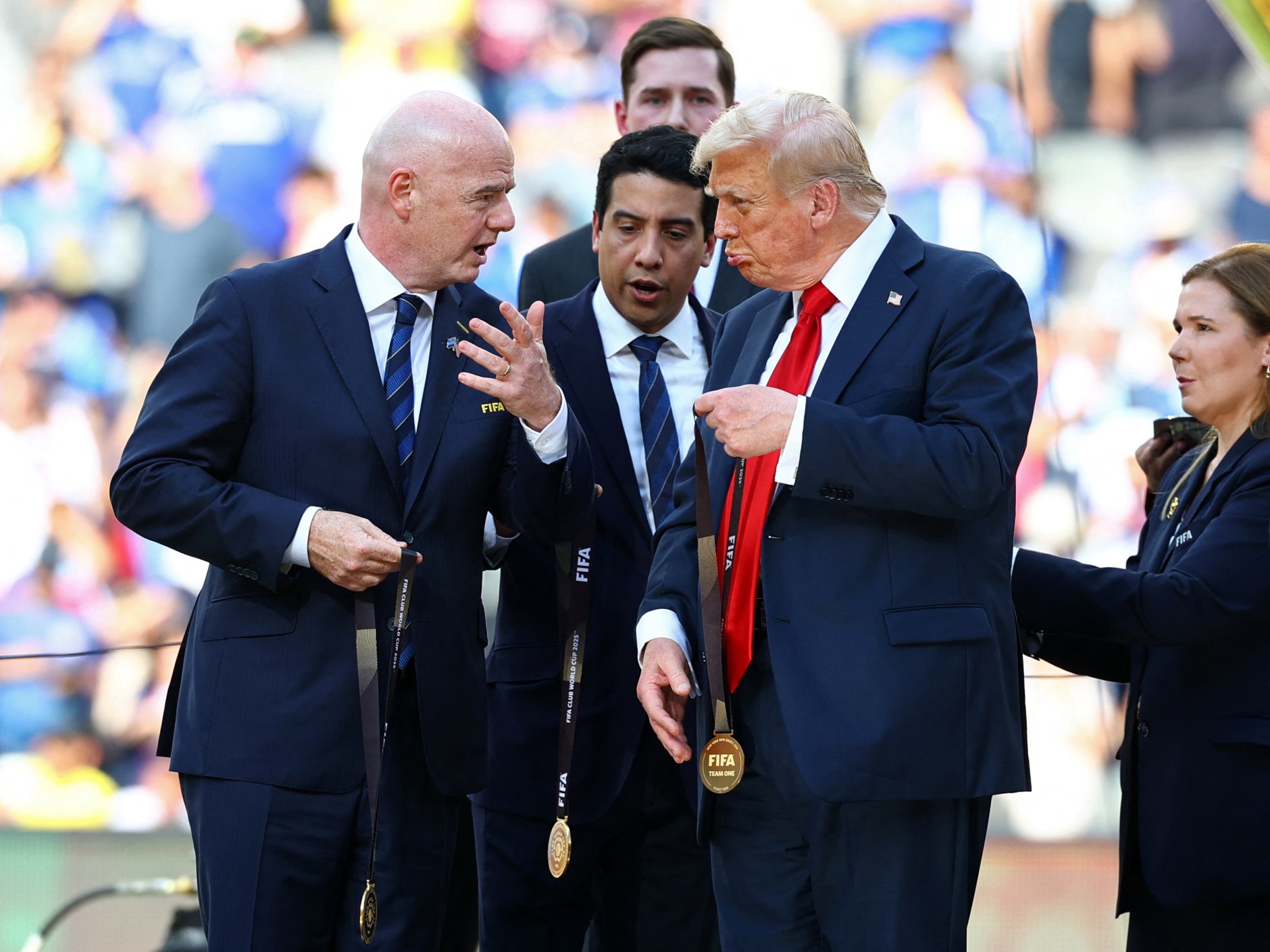 Ông Donald Trump lại gây chú ý với khoảnh khắc tại FIFA Club World Cup 2025- Ảnh 2.