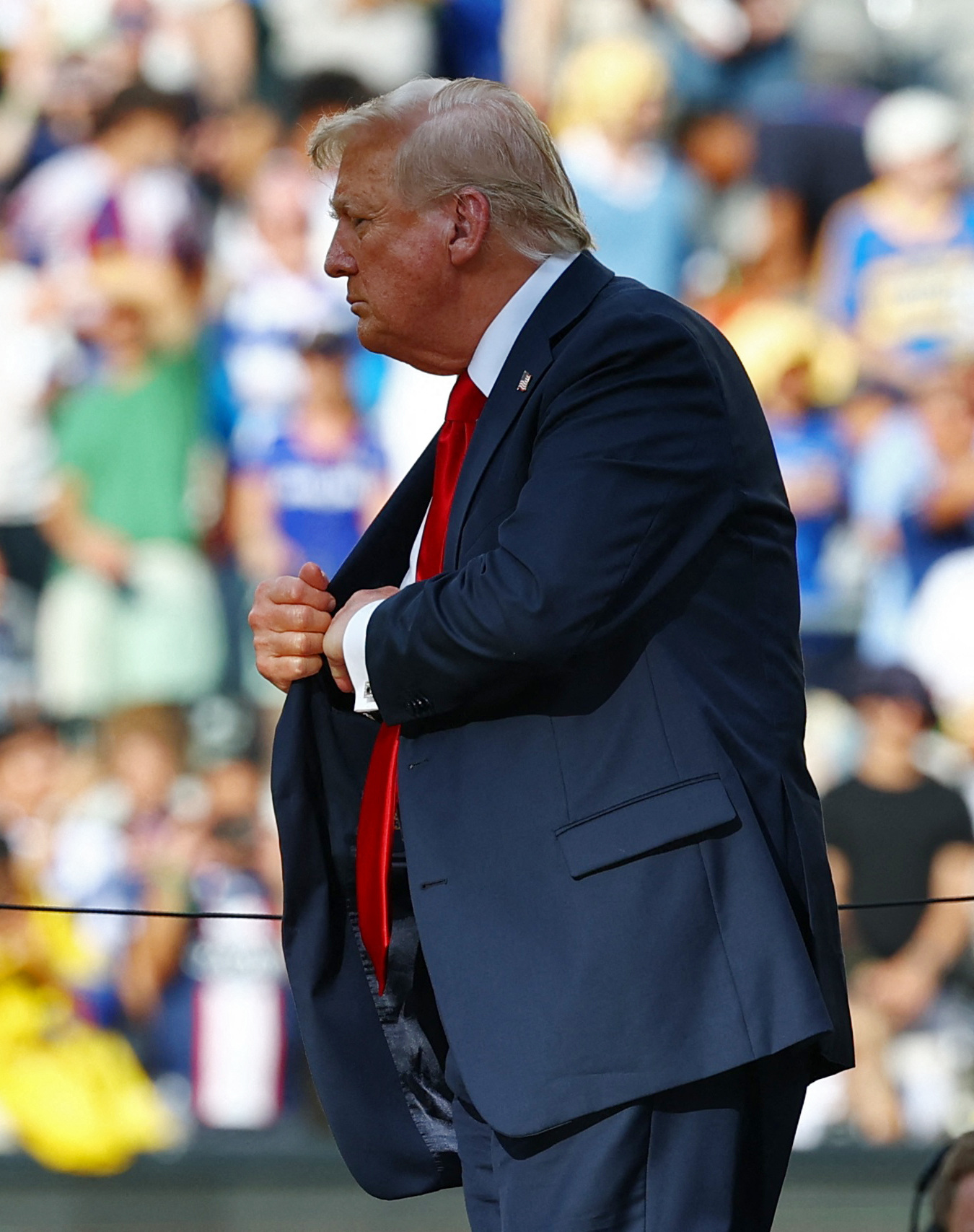 Ông Donald Trump lại gây chú ý với khoảnh khắc tại FIFA Club World Cup 2025- Ảnh 1.