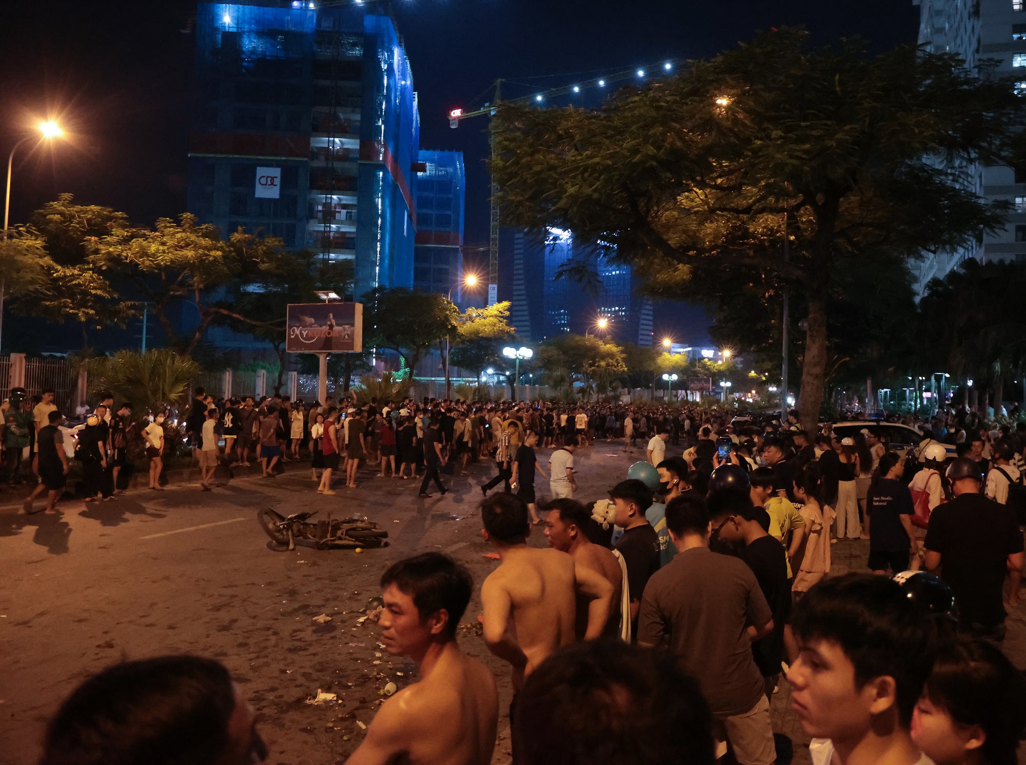 Người dân thất thần kể lại vụ ô tô tông liên hoàn ở Hà Nội: “Tiếng va chạm kinh khủng lắm, kêu rẹt rẹt rẹt rồi ầm một cái”- Ảnh 1.