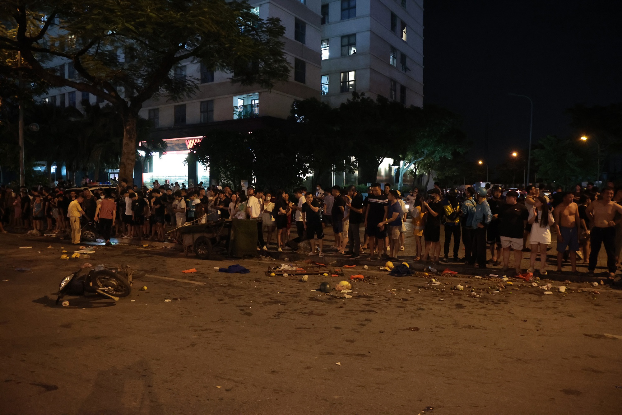 Người dân thất thần kể lại vụ ô tô tông liên hoàn ở Hà Nội: “Tiếng va chạm kinh khủng lắm, kêu rẹt rẹt rẹt rồi ầm một cái”- Ảnh 6.